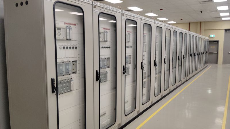Sala de control con paneles eléctricos para gestión de edificios