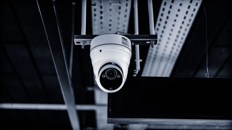Cámara domo de videovigilancia CCTV instalada en interior